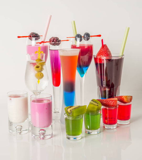 Colorido conjunto de bebidas, bebida de color decorado con fruta, sungla
 - Foto, imagen