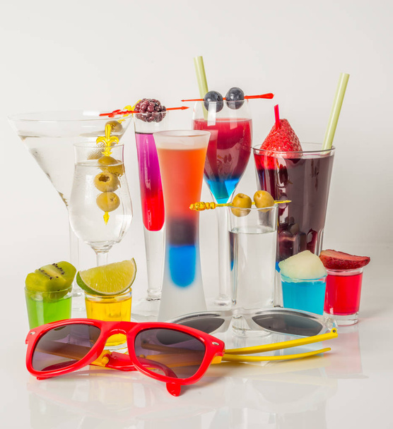 Барвистий набір напоїв, кольоровий напій, прикрашений фруктами, Сонгла
 - Фото, зображення
