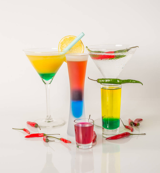 Colorido conjunto de bebidas, bebida de color decorado con aceitunas y pe
 - Foto, Imagen