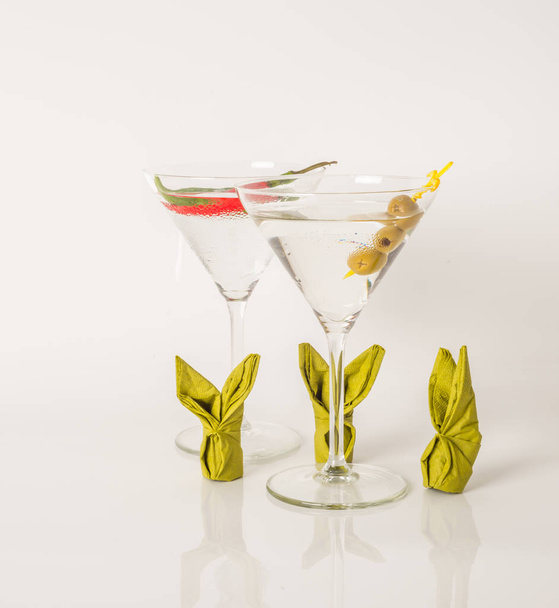 set van drankjes, drinken versierd met olijven nad peper, bunny nap - Foto, afbeelding
