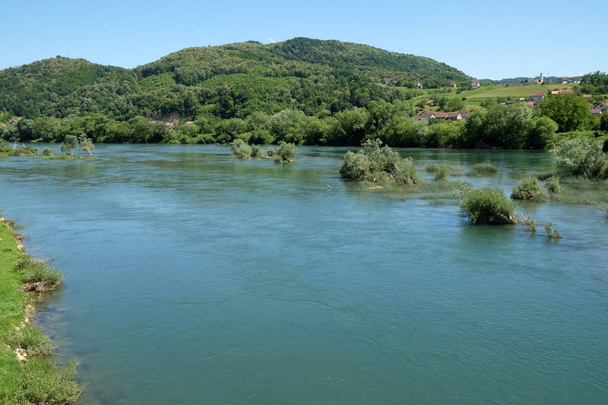 Río Una en un día de verano en Hrvatska Kostajnica, Croacia
  - Foto, Imagen
