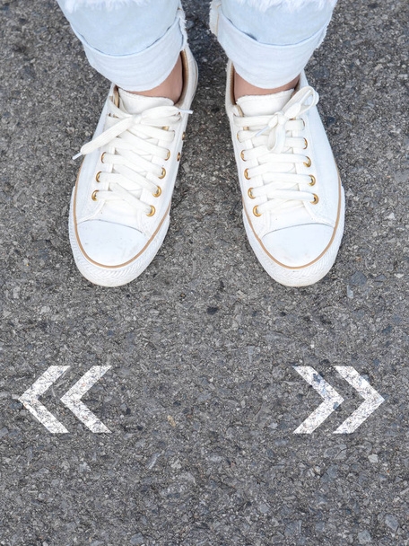 Valkoinen rento kengät päätöksenteossa
 - Valokuva, kuva