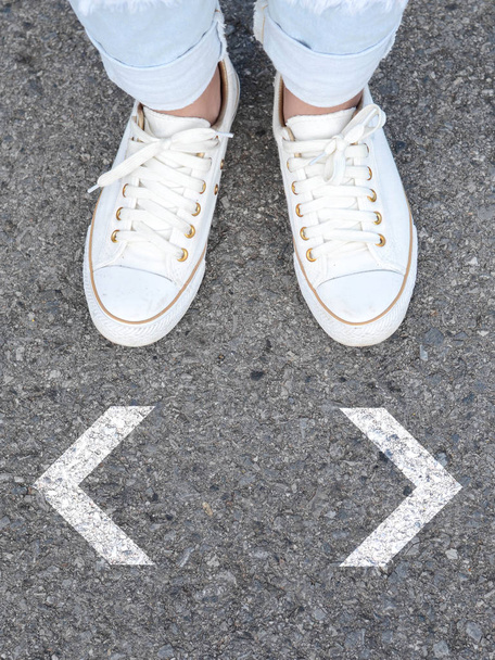 Zapatos casuales blancos tomando decisiones
 - Foto, Imagen