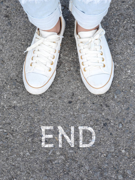 Zapatos casuales blancos tomando decisiones
 - Foto, imagen