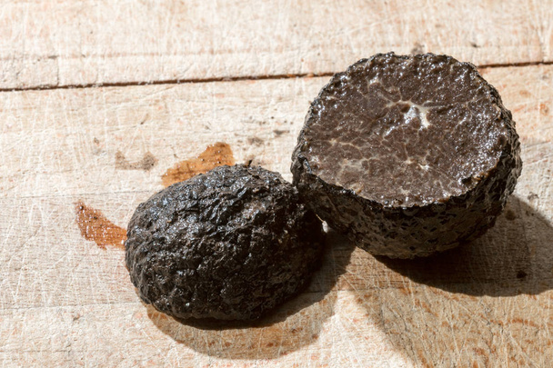 zwarte truffel geïsoleerd  - Foto, afbeelding