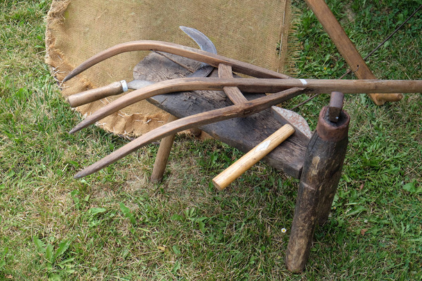 Tenedor agricultor de madera para la cosecha
 - Foto, imagen
