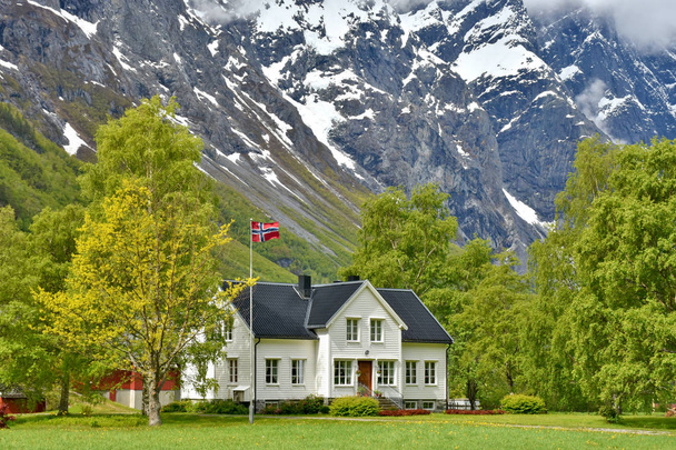 Landhaus aus Holz romsdalen - Foto, Bild
