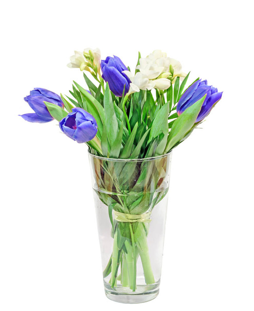 Tulpen, blauwe, paarse, witte fresia's, boeket, bloemen regeling - Foto, afbeelding