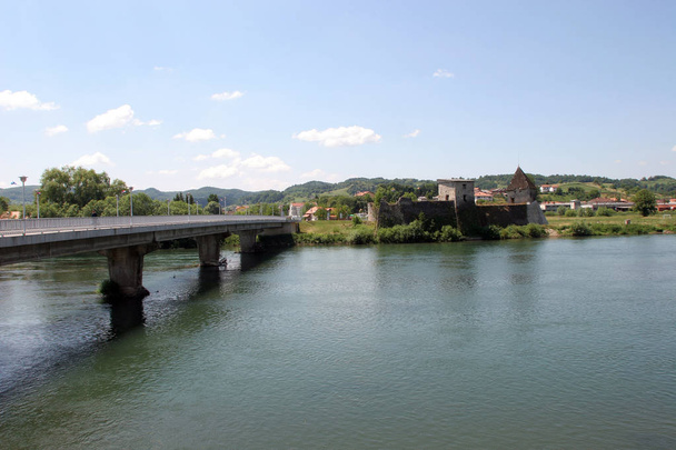 Pont sur la rivière Una à Hrvatska Kostajnica, Croatie
 - Photo, image