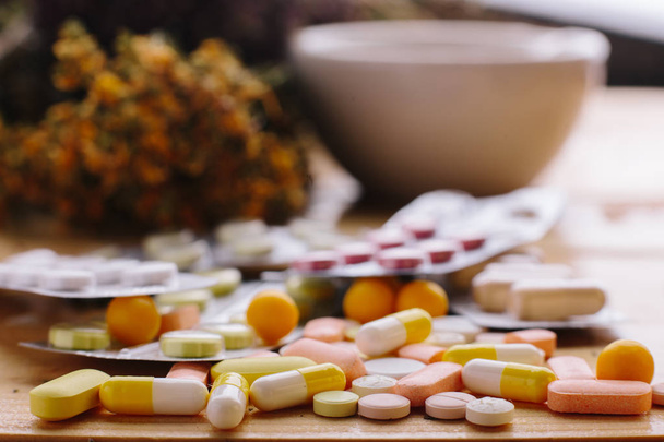 Lääkeyrtit ja tabletit kranaatinheittimellä
 - Valokuva, kuva