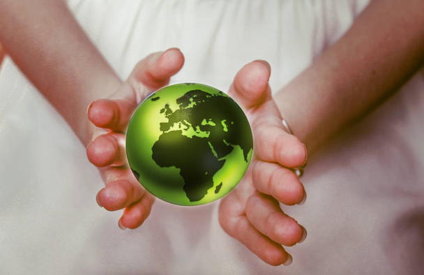 Green planet Earth in female hands - Foto, afbeelding