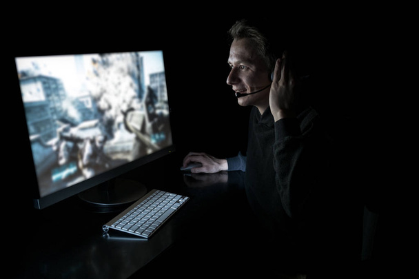 Young gamer in the dark - Foto, imagen