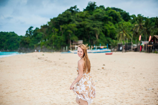 girl walks  on the Boracay - Φωτογραφία, εικόνα