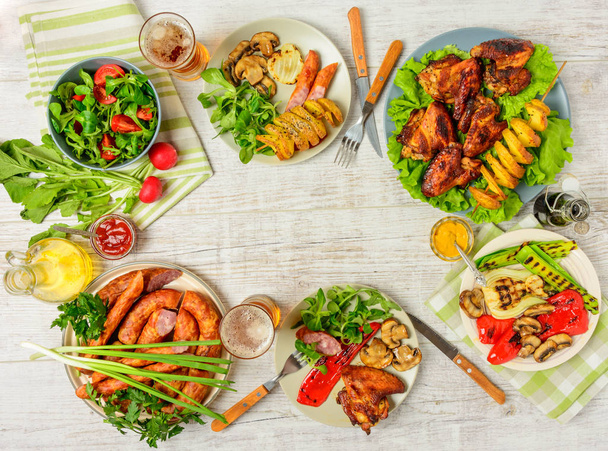Jídelní stůl s mnoha potravin - Fotografie, Obrázek