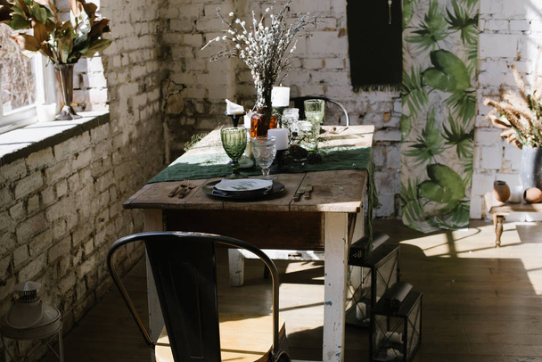 Mesa de comedor vintage con servicio
 - Foto, imagen