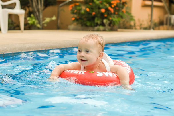 Bébé garçon nage dans la piscine
 - Photo, image