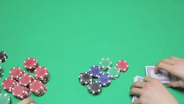 Distributie van speelkaarten, groene tafel pokerspel - Video