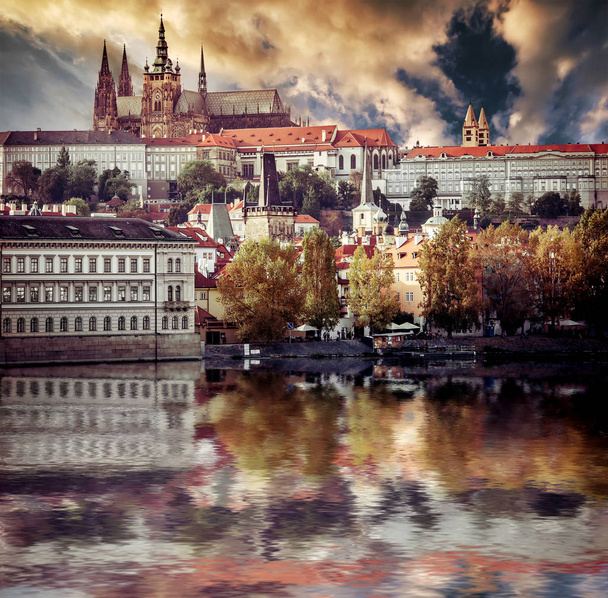 Vista da cidade velha e do castelo de Praga
 - Foto, Imagem