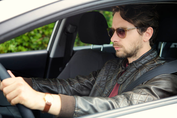 Yakışıklı adam sürüş araba ciddi - Fotoğraf, Görsel