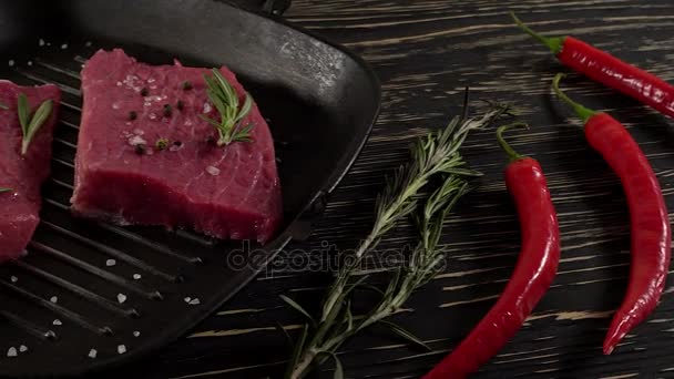 Hovězí steak na pánvi s pepřem, rozmarýnem a česnekem. - Záběry, video