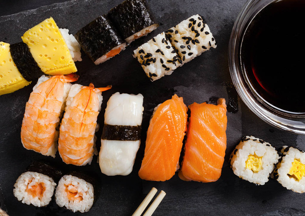 Vegyes sushi pala tálca - Fotó, kép