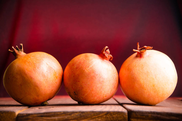 juicy pomegranate on wooden boards. ripe pomegranate on wooden boards. - Fotó, kép