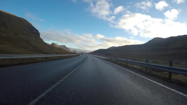 Silniční dršťky v Faerských ostrovů v severním Atlantiku - Záběry, video