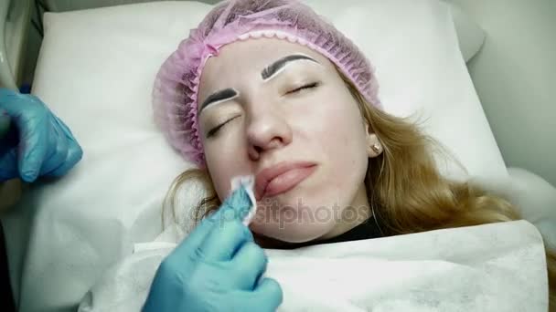 Lip permanent makeup procedure in a salon - Záběry, video