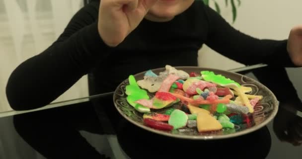 dziecko jedzenie jellybean - Materiał filmowy, wideo