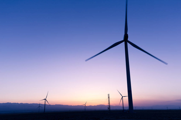 turbinas eólicas em campo no crepúsculo
 - Foto, Imagem