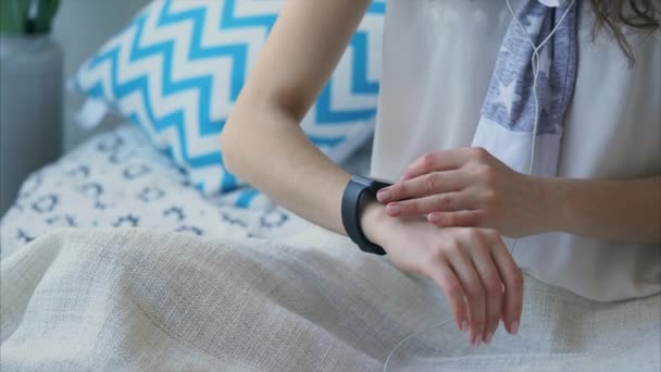 Close-up shot van de handen van de vrouw, die controleert de afdruk op een slimme horloge. - Video