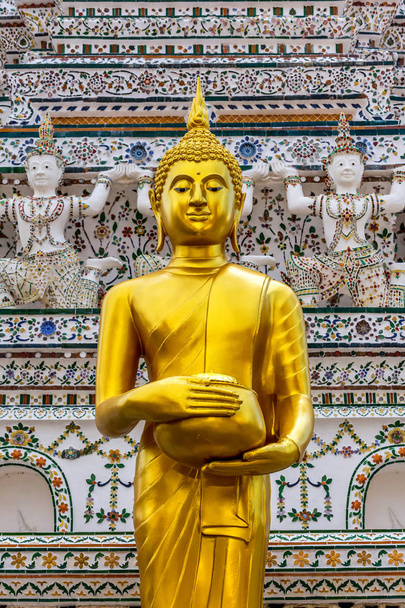 Estatua de buda tailandesa en la religión budista
 - Foto, imagen