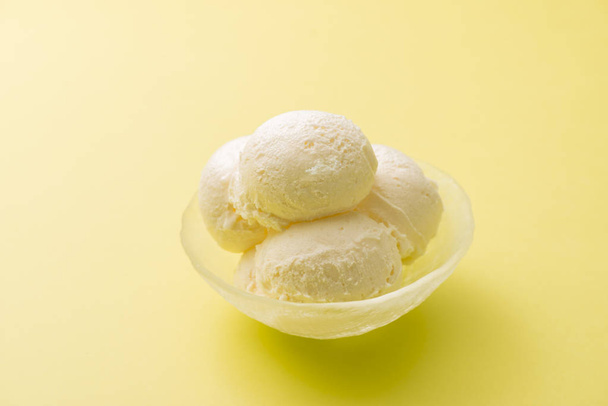 Gelato freddo alla vaniglia delizioso
 - Foto, immagini
