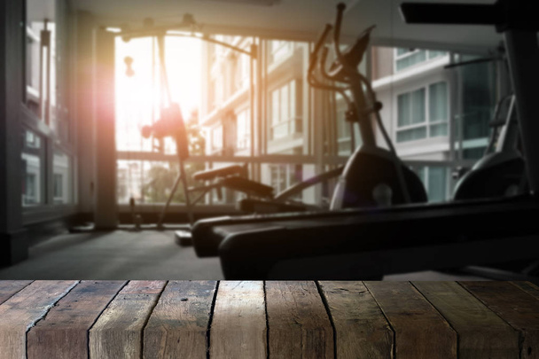 Fitnessstudio und Holztisch im Morgenlicht - Foto, Bild