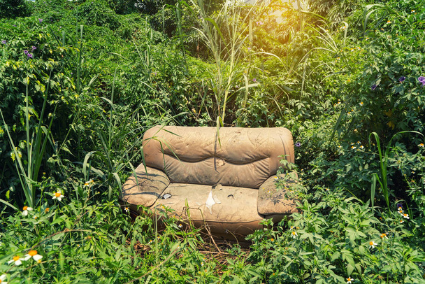 sofá abandonado en la hierba
 - Foto, Imagen