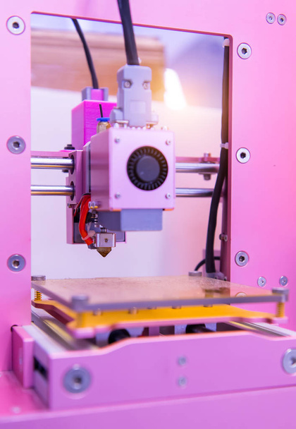 Imprimante 3D sur fond rose
 - Photo, image
