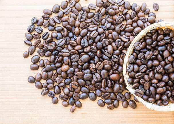 竹かごのコーヒー豆 - 写真・画像