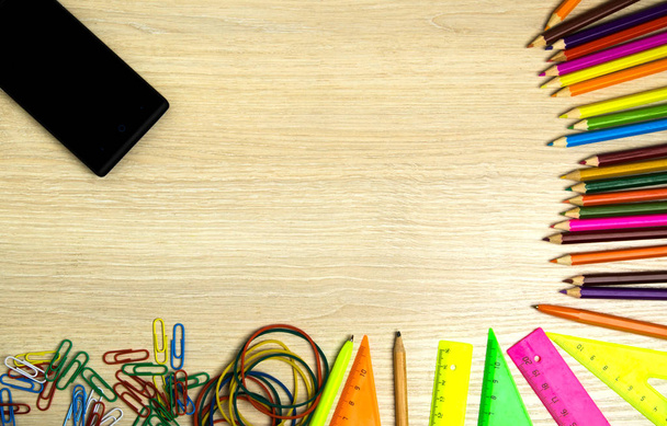 Školní potřeby (tužka, pero, pravítko, trojúhelník) na tabuli bac - Fotografie, Obrázek