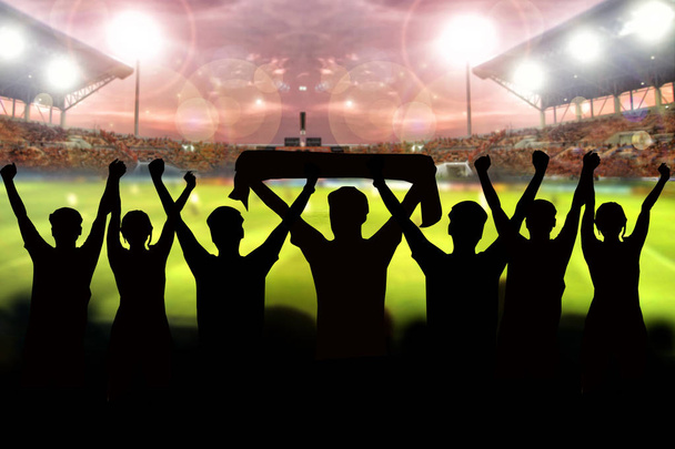 Silhouetten von Fußballfans in einem Spiel und Zuschauern beim Fußball - Foto, Bild