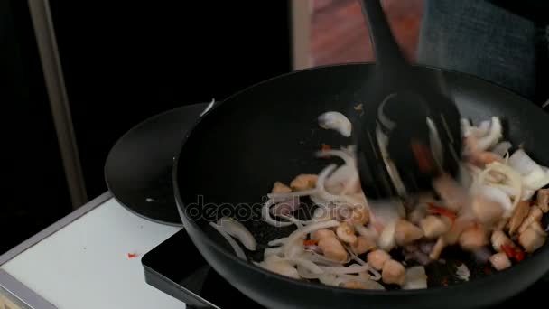  揚げ鶏の胸肉をかき混ぜる - 映像、動画