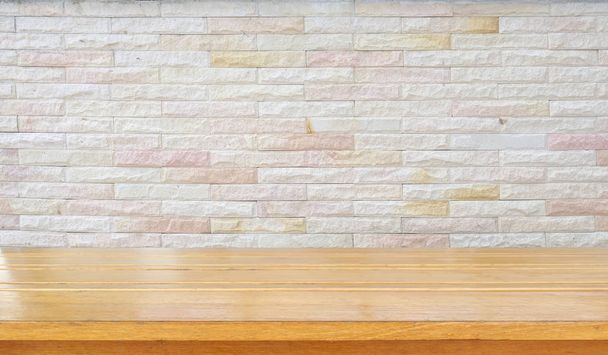bakstenen muur met houten tafel - Foto, afbeelding