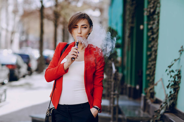 girl with the electronic cigarette - Foto, Bild