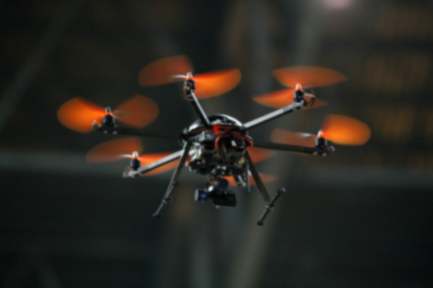 borroso avión no tripulado volador con cámara en la noche
 - Foto, Imagen
