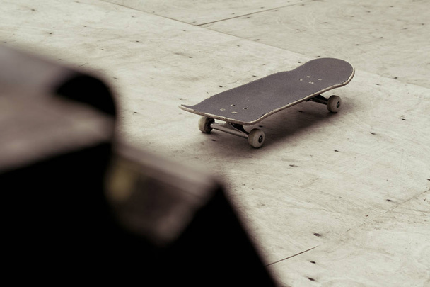 Skate solitário na mini rampa
 - Foto, Imagem