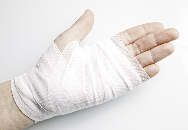 Vendas de mano con inflamación
 - Foto, imagen