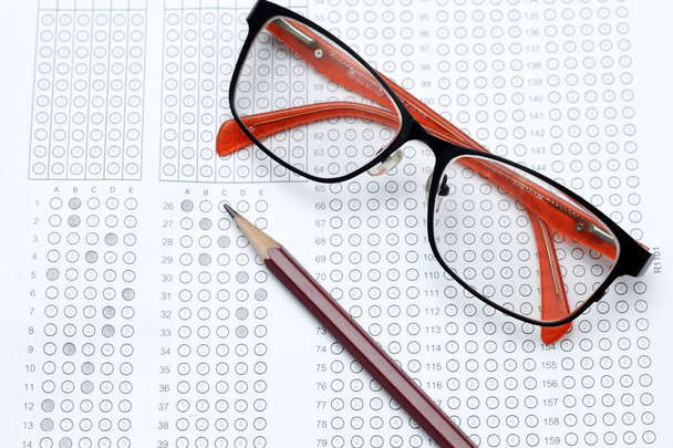 verres et crayon sur formulaire de test standardisé avec bulle de réponses
 - Photo, image