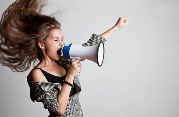  mujer joven gritando en altavoz
 - Foto, Imagen