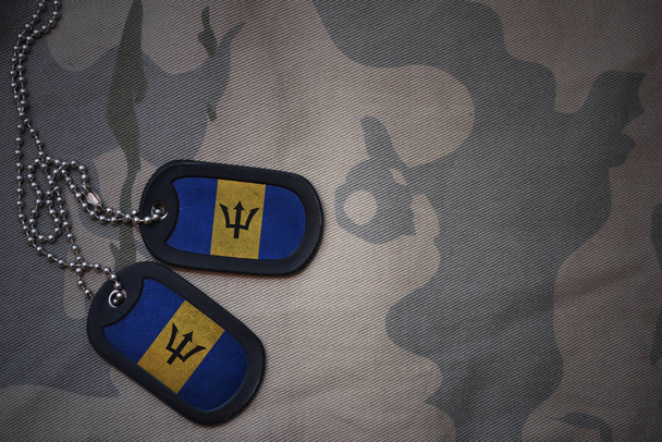 Armee leer, Hundeanhänger mit der Flagge von Barbados auf dem khakifarbenen Hintergrund. Militärisches Konzept - Foto, Bild