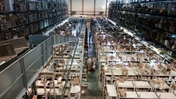 Багаторівневий склад з картонними коробками, розташованими на стелажах, фармацевтичне виробництво
 - Кадри, відео