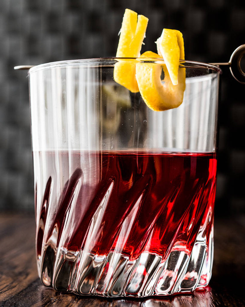 Sazerac Cocktail with lemon peel. - Foto, afbeelding